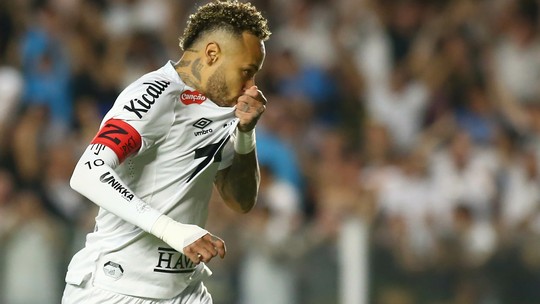 Neymar encerra seca de três meses no Santos e assume postura mais leve após polêmica