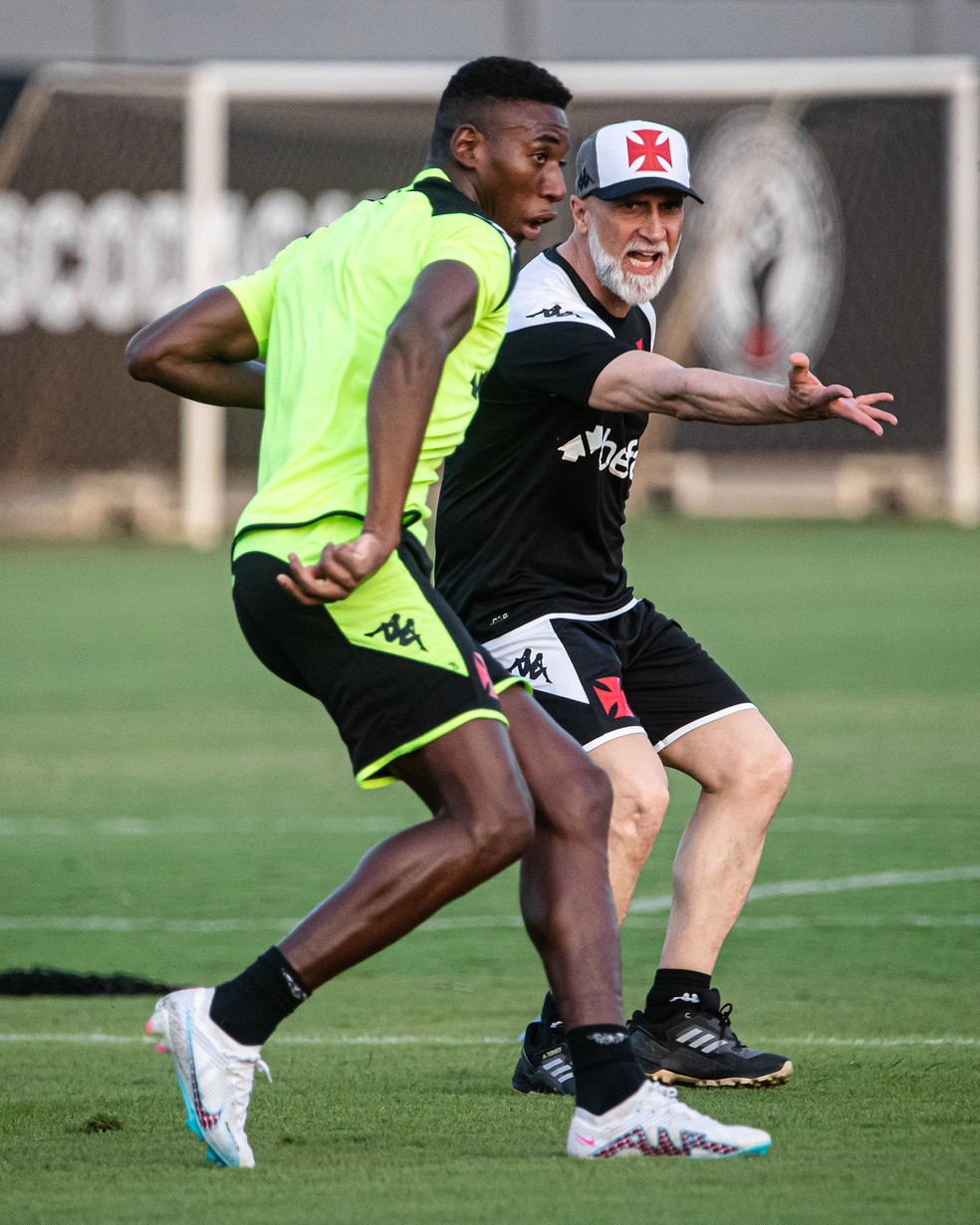 �lvaro Pacheco e o zagueiro L�o em a��o no treino do Vasco � Foto: Leandro Amorim / CRVG