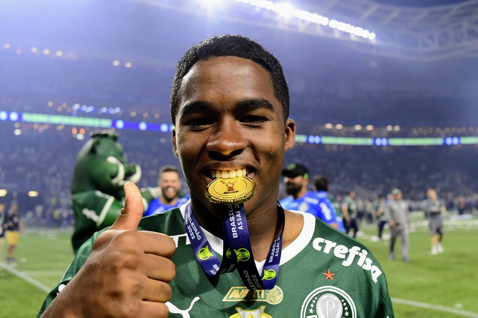 Endrick com medalha de campeão brasileiro