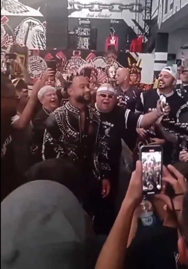 Corinthians visita Memphis, toca instrumento e ganha grito motivacional 