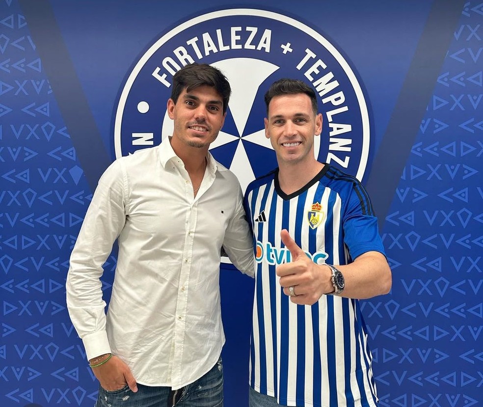 Alvaro Costa ao lado de um dos jogadores agenciados por ele — Foto: Reprodução