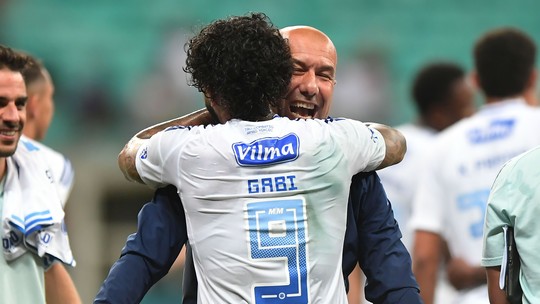 Análise: Cruzeiro se recusa a brigar "só" por Libertadores - Em duelo direto por G-6, time conta com recém-contratado para virar partida nos minutos finais e derrubar invencibilidade do Bahia na Fonte Nova