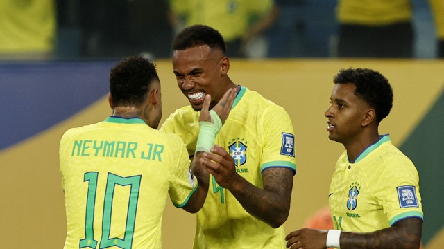 Gabriel Magalhães e Neymar comemoram em Brasil x Venezuela, pelas eliminatórias