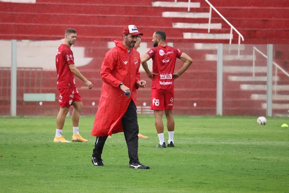 Allan Aal lamenta calendário e possibilidade de o Vila Nova atuar ...
