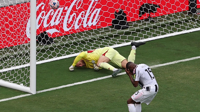 Kalulu da Juventus faz gol contra diante do Manchester City