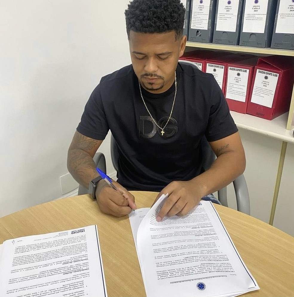 Diogo Vitor assina contrato com o Cruzeiro — Foto: Reprodução