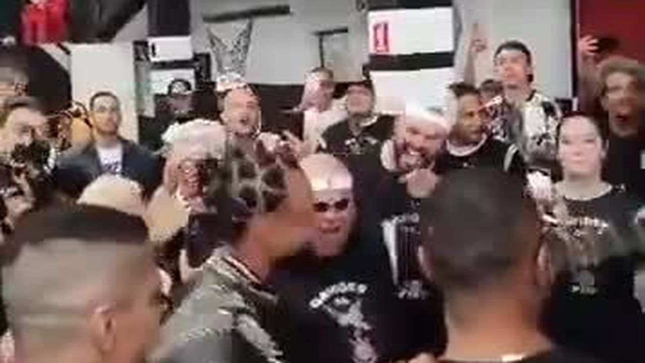 Memphis Depay toca surdo em visita à torcida organizada