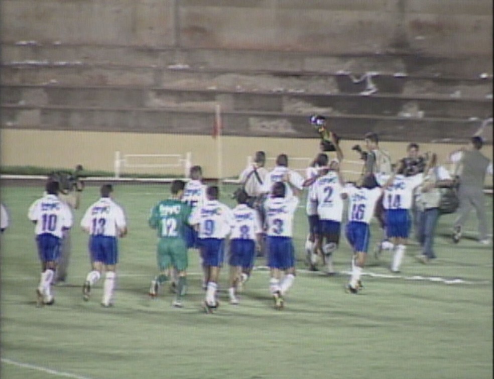 Jogadores do Cruzeiro comemoram título da Copa Centro-Oeste