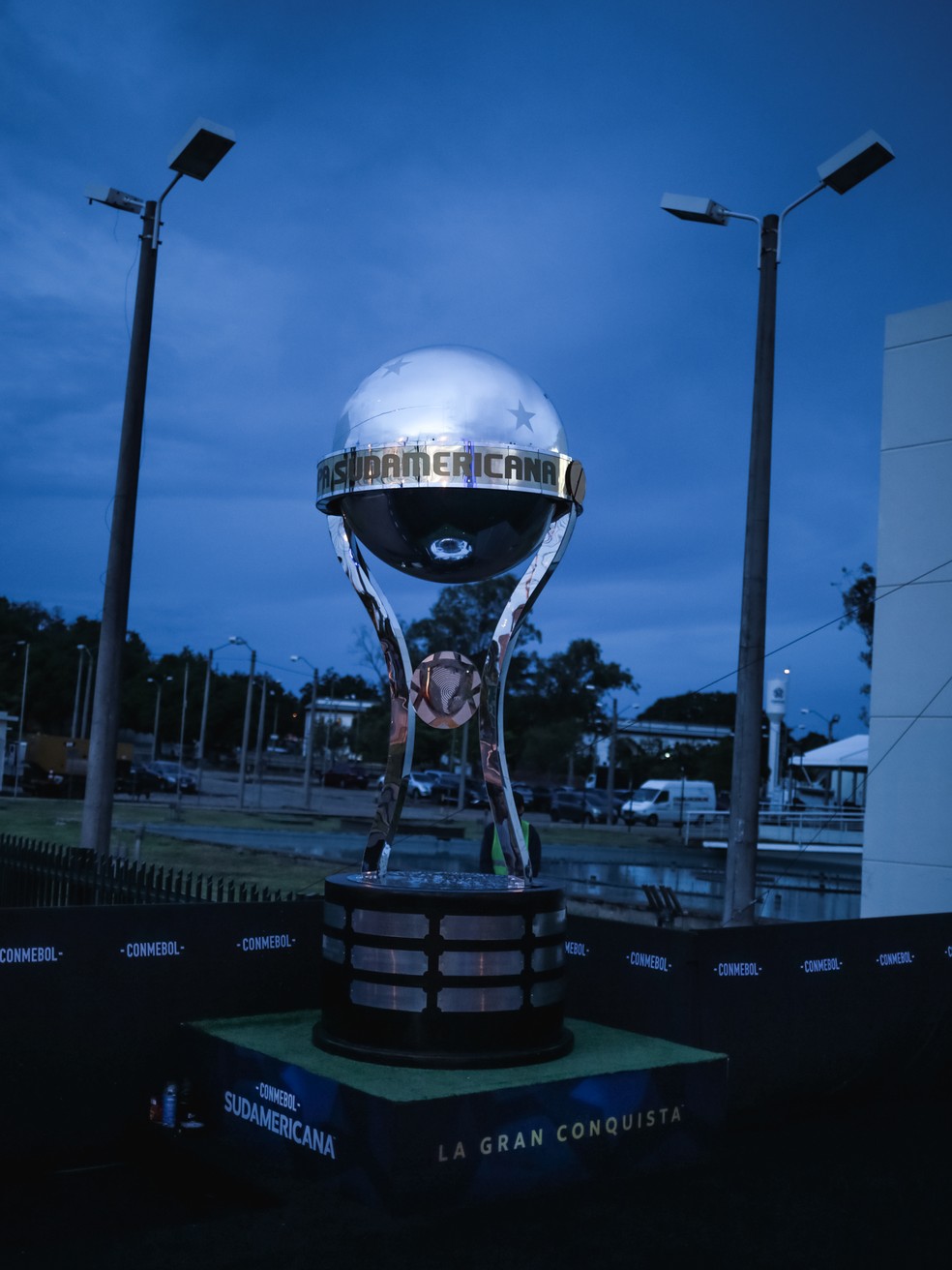 Taça da Copa Sul-Americana na Conmebol — Foto: Divulgação/Conmebol