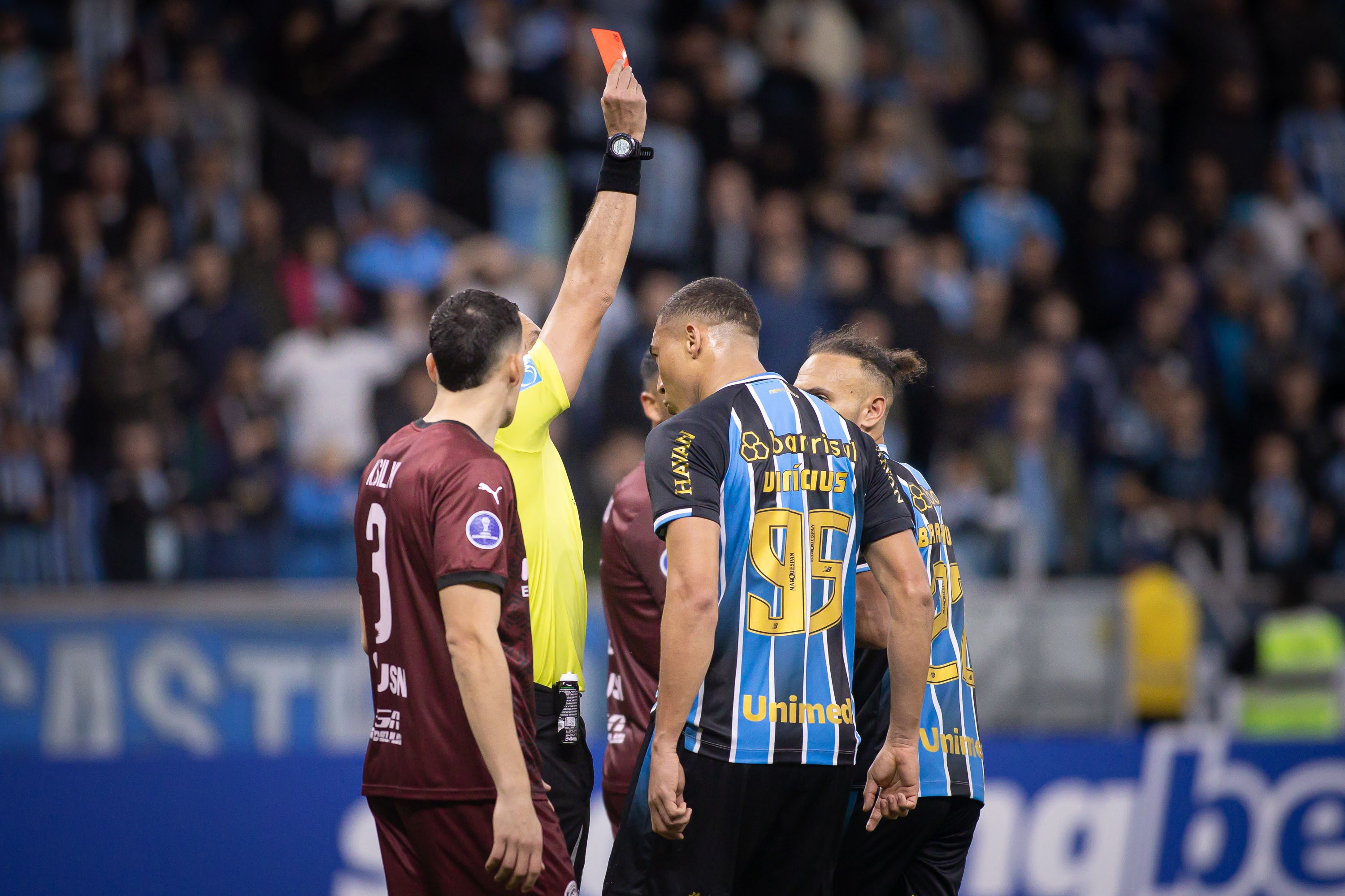 Carlos Vinicius é punido e desfalca Grêmio em playoff da Sul-Americana | Ge