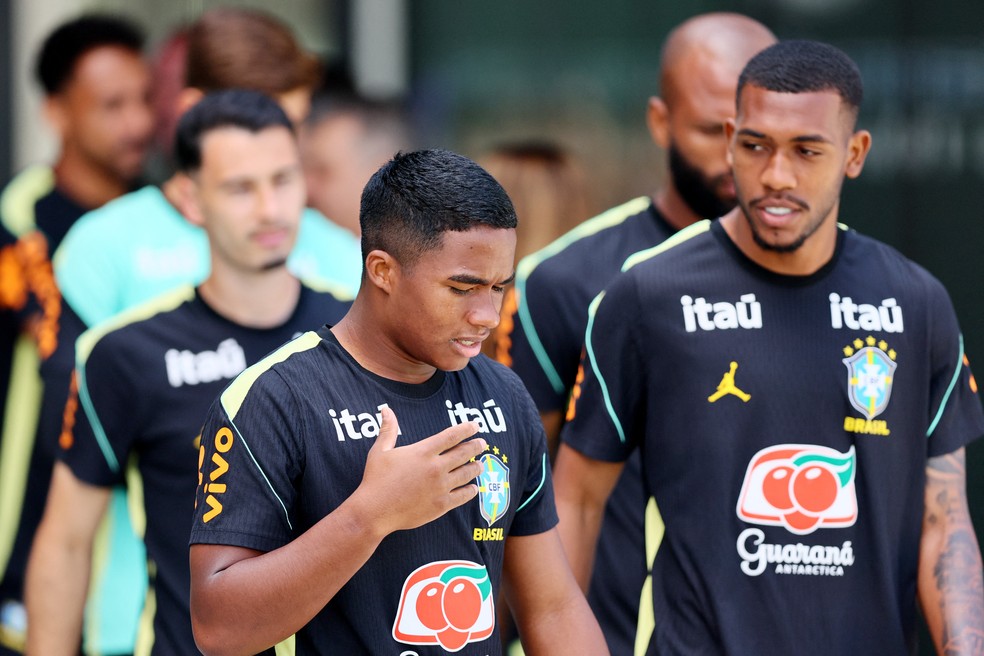 Endrick e Rayan, em treino da Sele��o: jovens s�o op��es para a ponta direita � Foto: Caean Couto/Reuters
