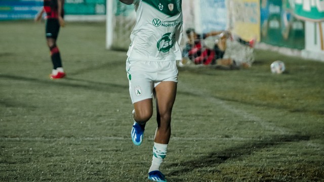 Felipe Jacaré comemorando o gol marcado contra o Campinense