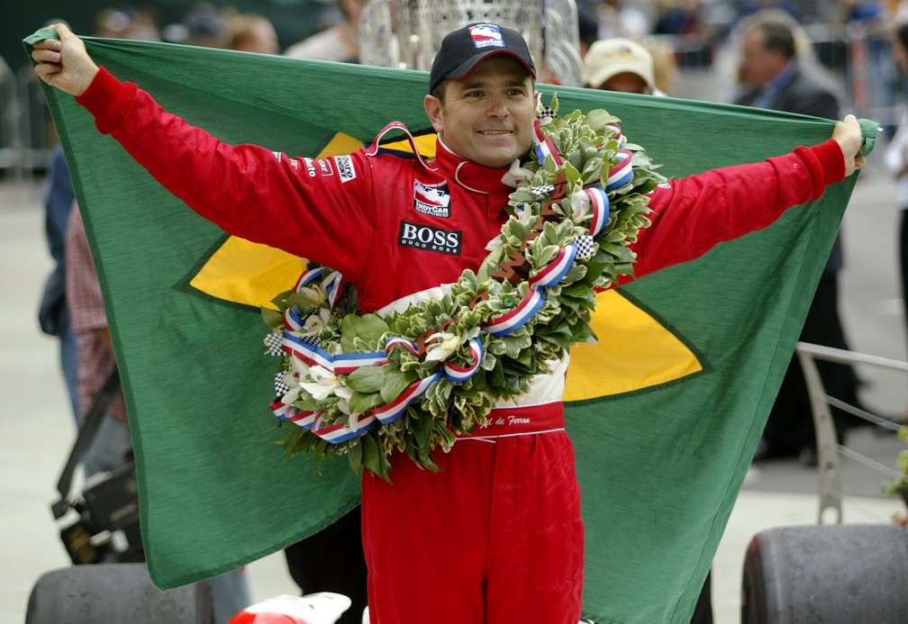 Gil de Ferran comemora a vitória nas 500 Milhas de Indianápolis em 2003 — Foto: Robert Laberge/Getty Images