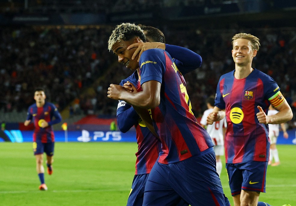Lamine Yamal comemora gol pelo Barcelona contra o Olympiacos. Foto: reuters
