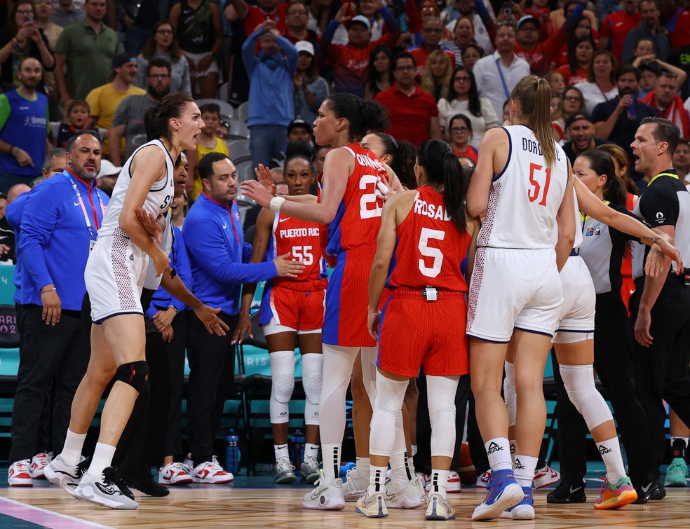 Jogadoras de basquete feminino de S&eacute;rvia e Porto Rico precisam ser separadas ap&oacute;s discuss&atilde;o em jogos nas Olimp&iacute;adas de Paris 2024 &mdash; Foto: REUTERS/Brian Snyder