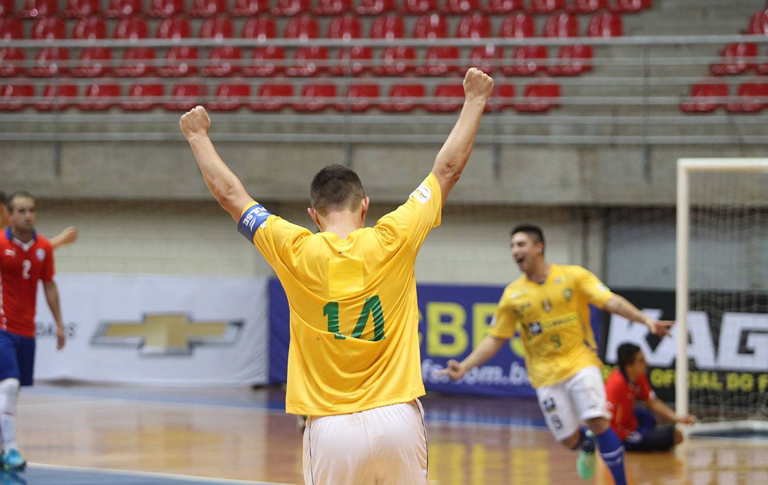 Goleiro de 125kg vive noite de herói, vilão, herói outra vez, mas é  eliminado