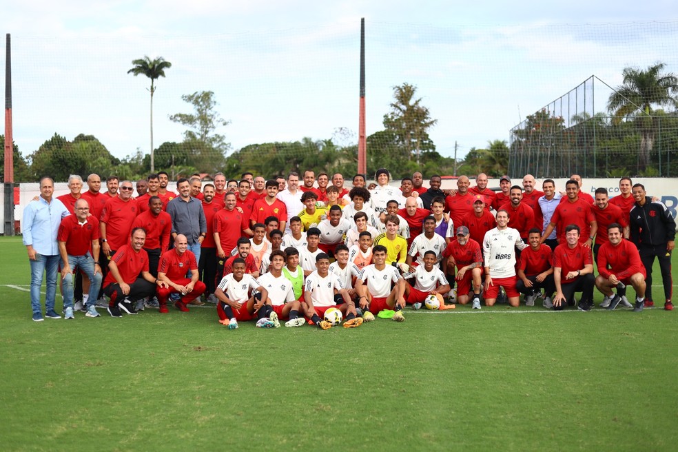 Sampaoli, atletas e auxiliares foram ao CT da base dar treino ao sub-15 do Flamengo &mdash; Foto: Gilvan de Souza/Flamengo