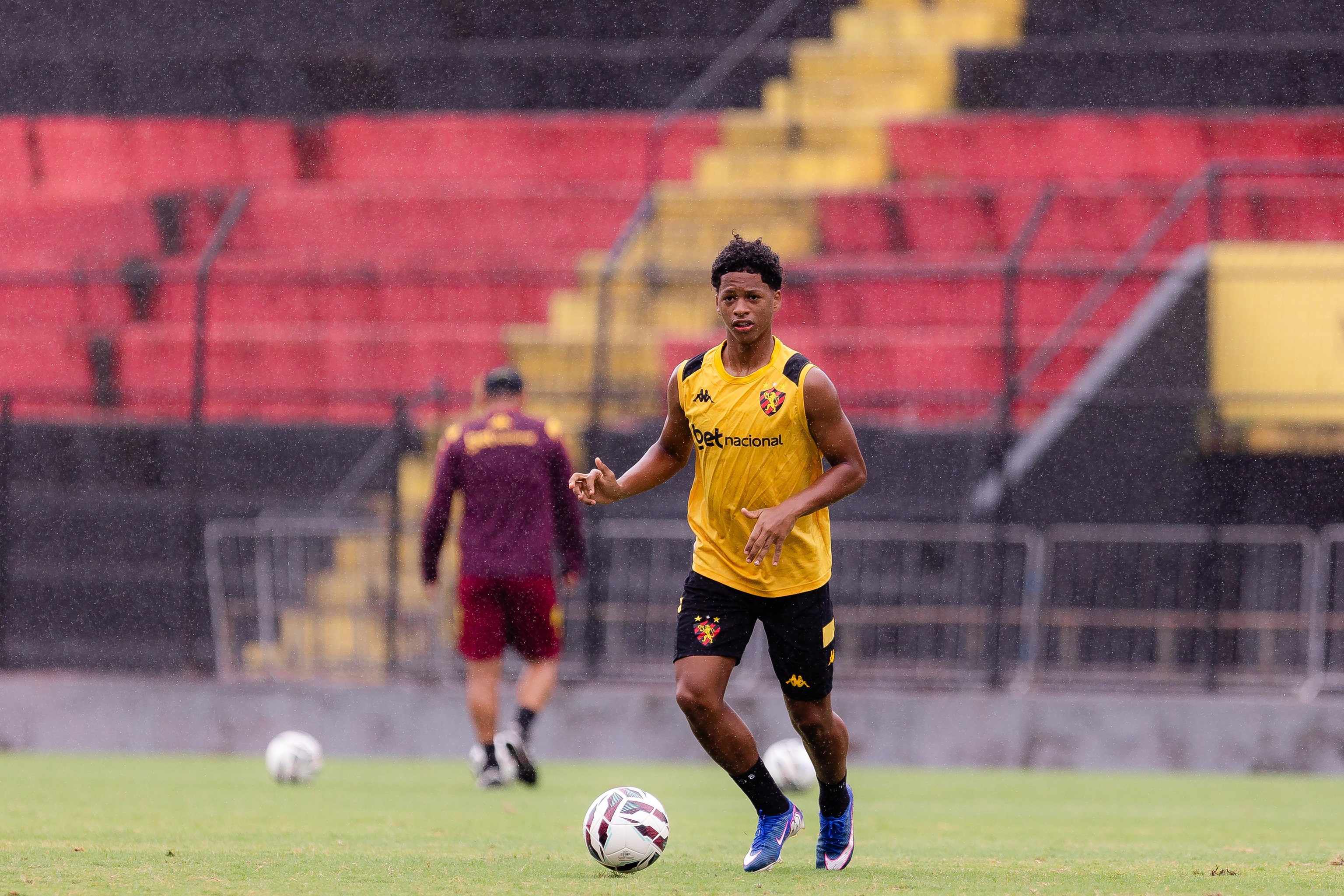 Sport busca contratação de volante para repor iminente saída de Zé Lucas