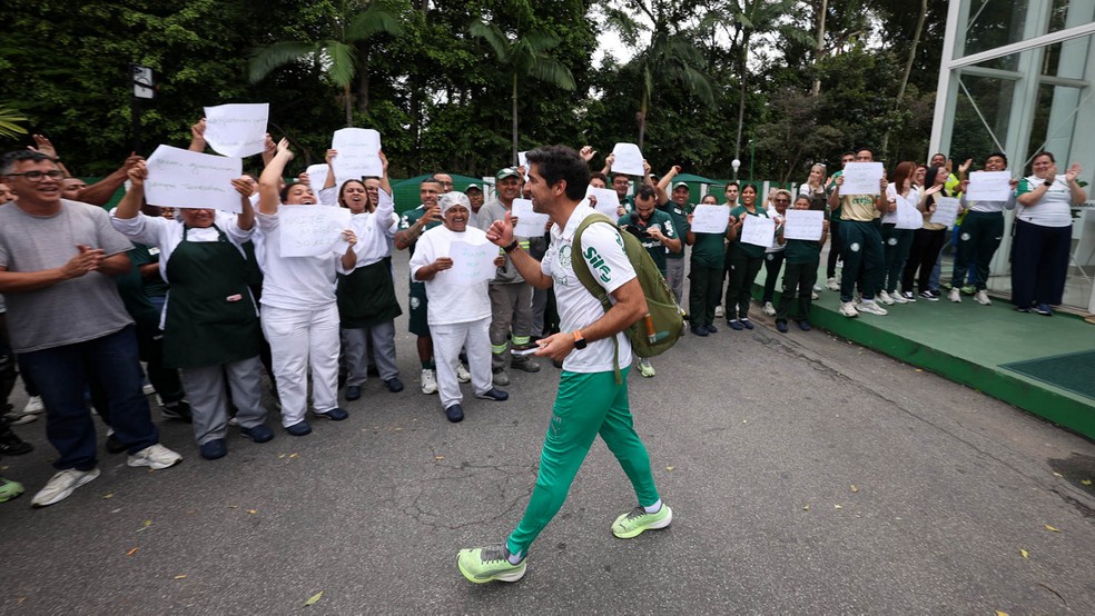 Funcionários do Palmeiras apoiam delegação no CT — Foto: Cesar Greco/Palmeiras