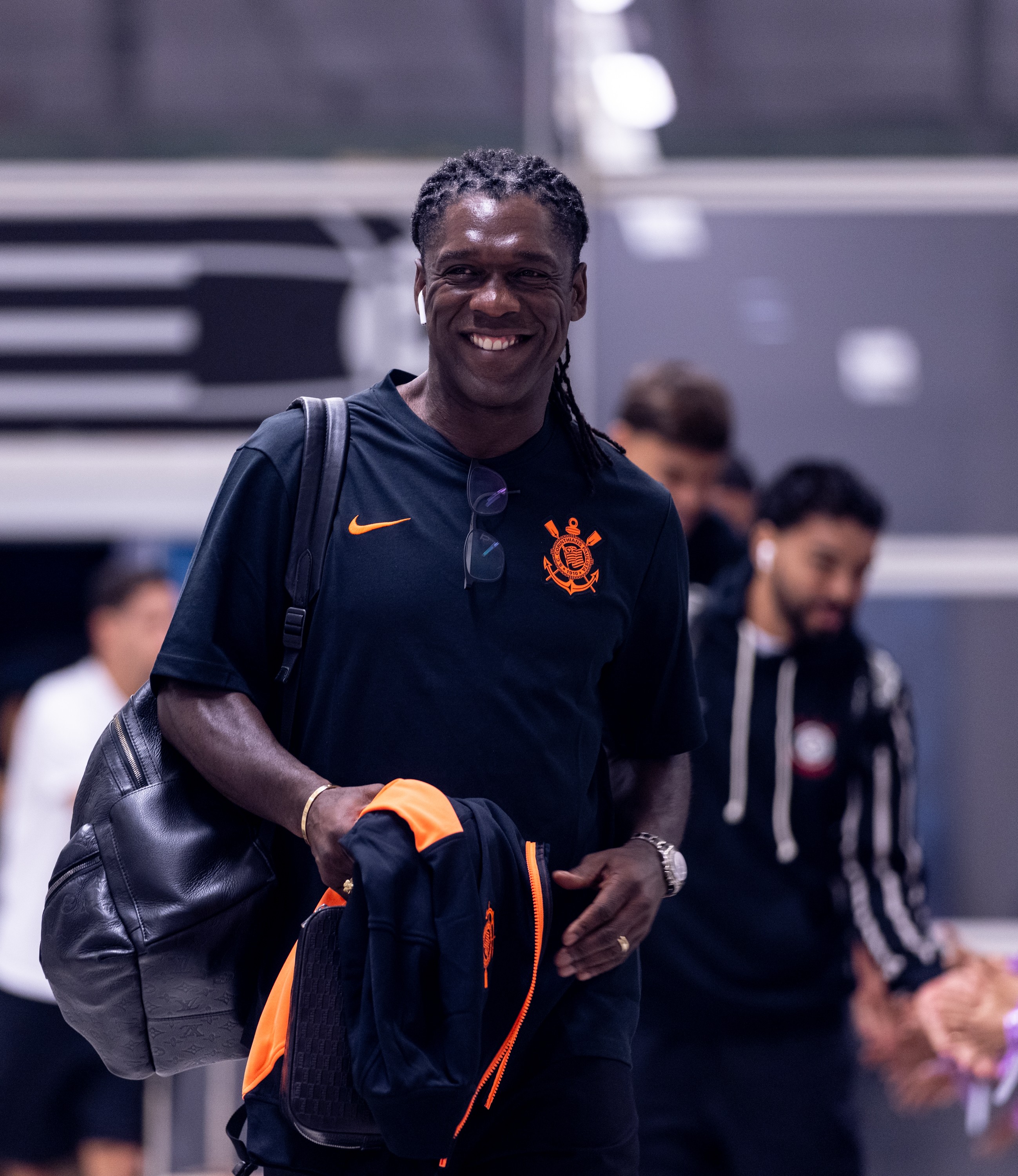 Corinthians recebe documentos de Seedorf e corre contra o tempo para inscrevê-lo na CBF