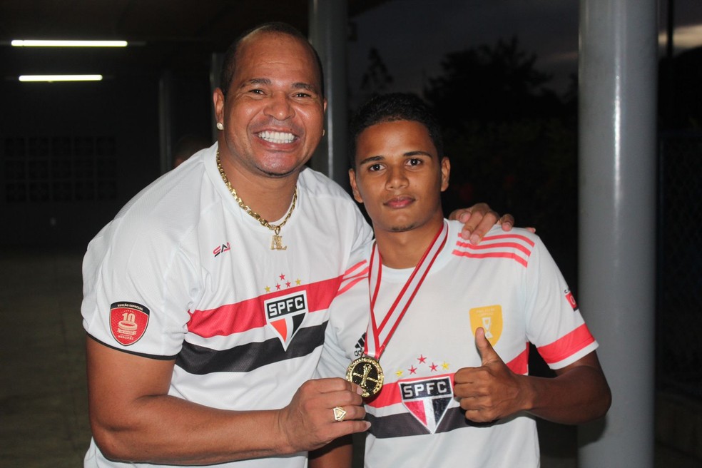 Rafael posa com o ídolo Aloísio Chulapa — Foto: Denison Roma/ge
