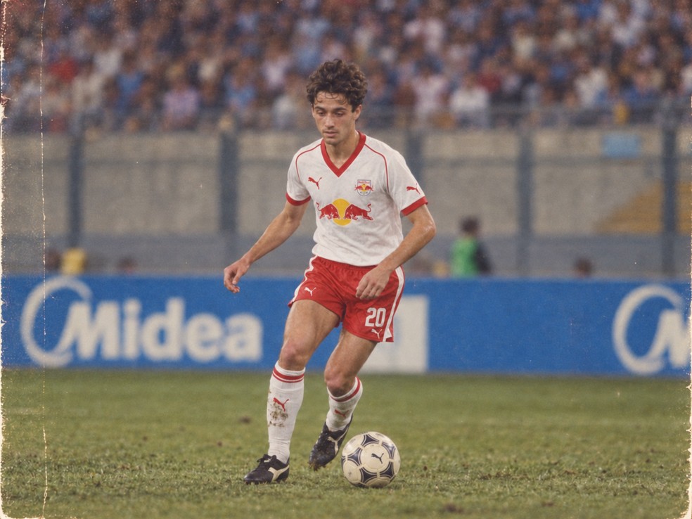 Rodriguinho na trend dos anos 80 — Foto: Ari Ferreira/Red Bull Bragantino - Adaptação ChatGPT