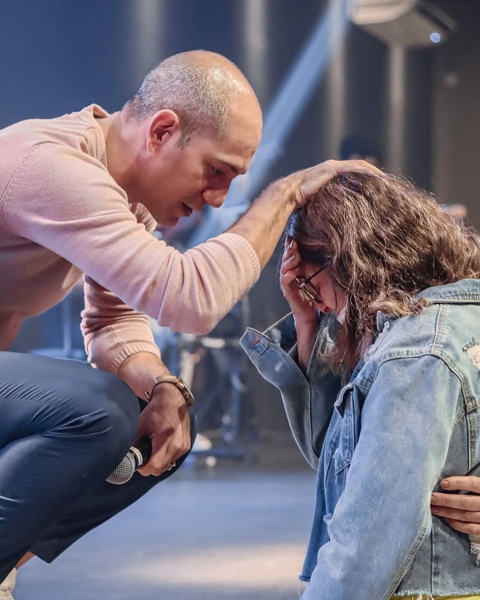 Anderson Lessa passa boa parte da nova rotina em momentos religiosos