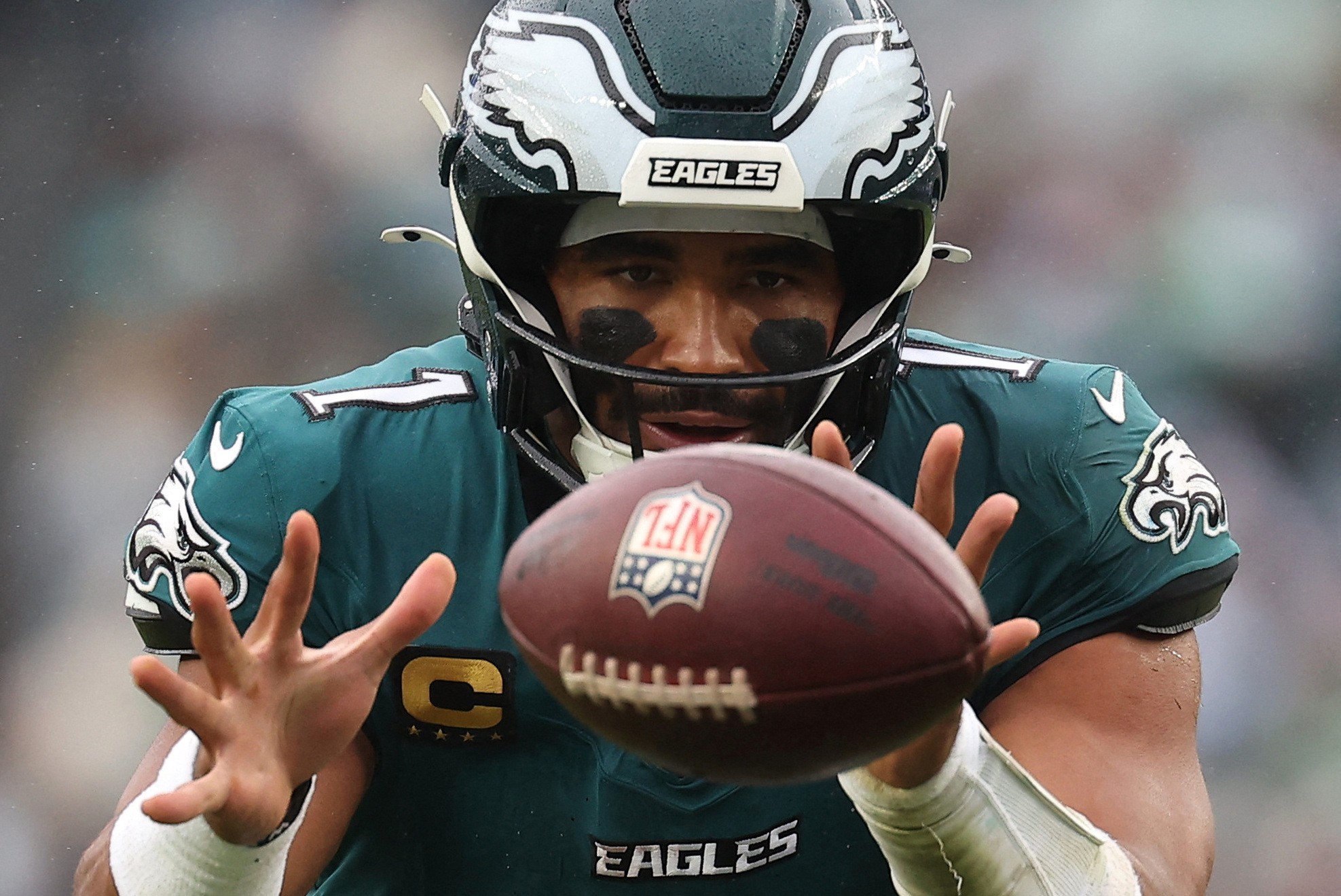 Associação de jogadores da NFL pede investigação completa sobre atendimento médico de Hurts