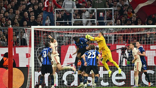 Sommer, de amarelo, pegou muito em Bayern x Inter de Milão