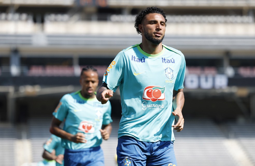 Volante Éderson em treino da seleção brasileira em 2024 — Foto: Rafael Ribeiro / CBF