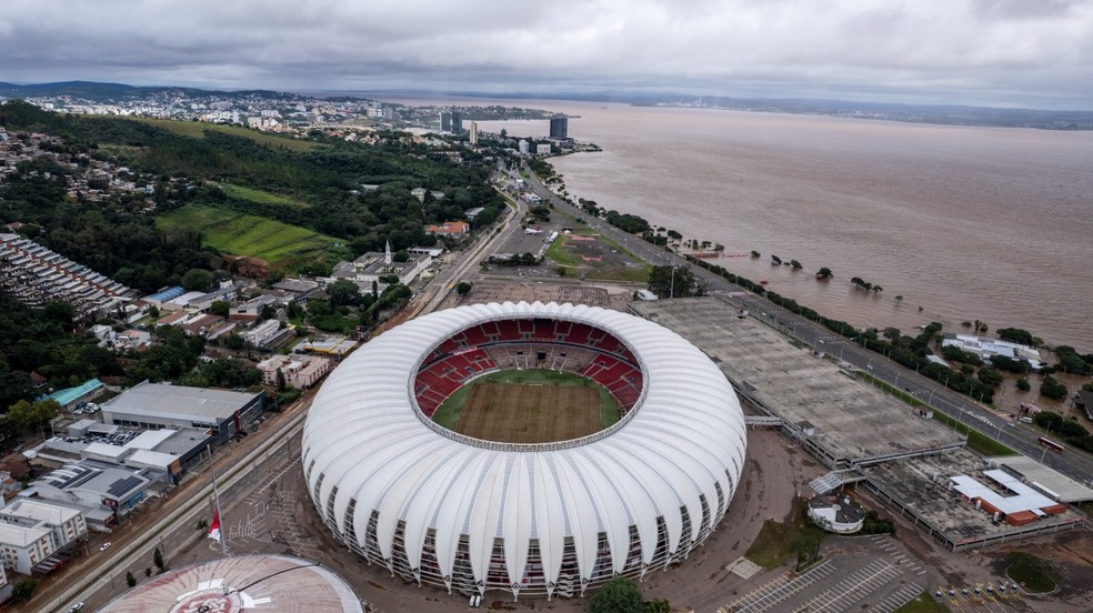 Recuo de alagamento mostra danos ao gramado do Beira-Rio — Foto: Jefferson Botega/Agência RBS