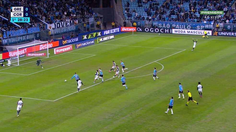 Angileri na ponta esquerda instantes antes do gol do Grêmio sobre o Corinthians — Foto: Reprodução