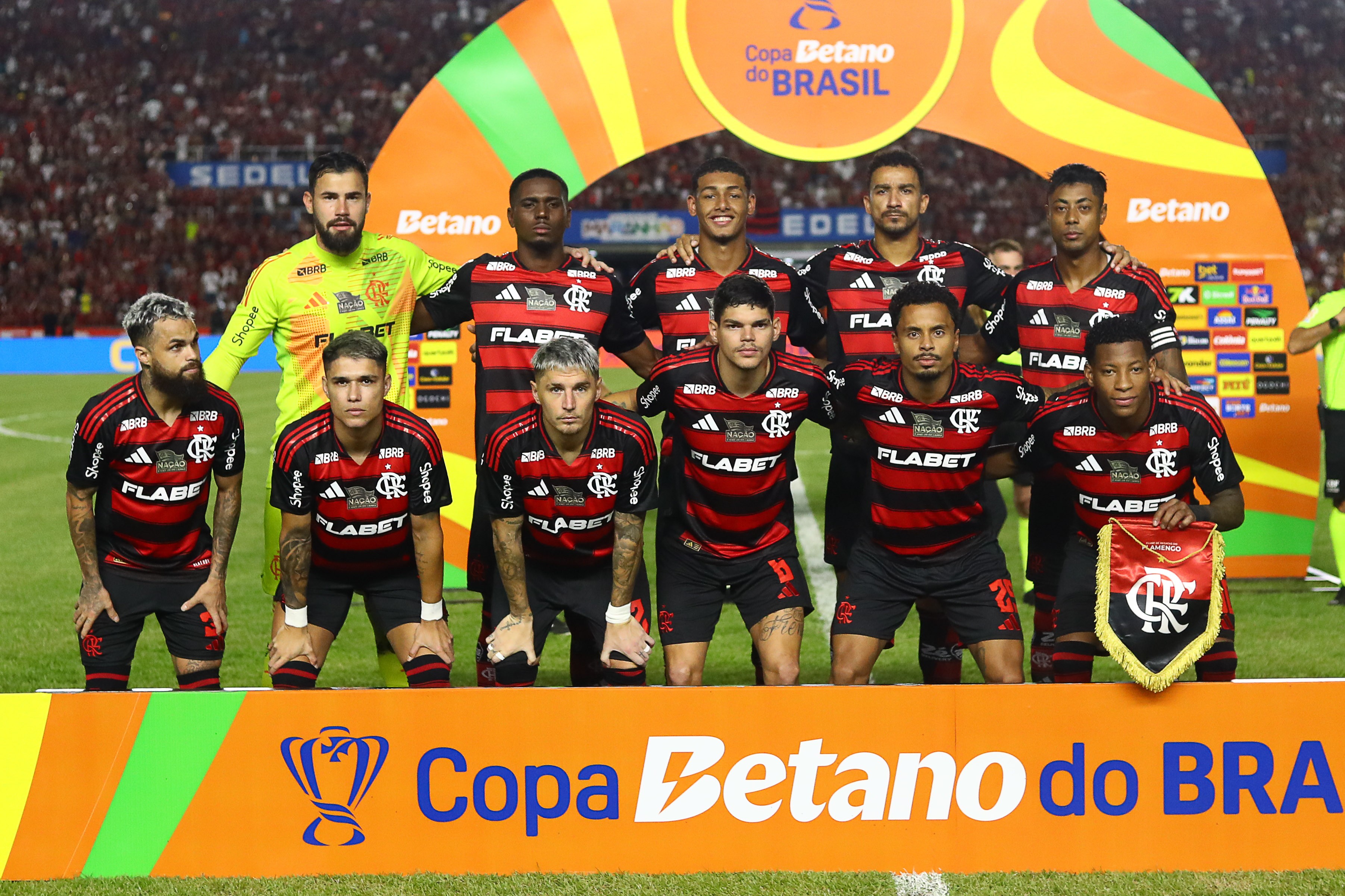 Estreia de Joshua se destaca em vitória do Flamengo em noite de erros