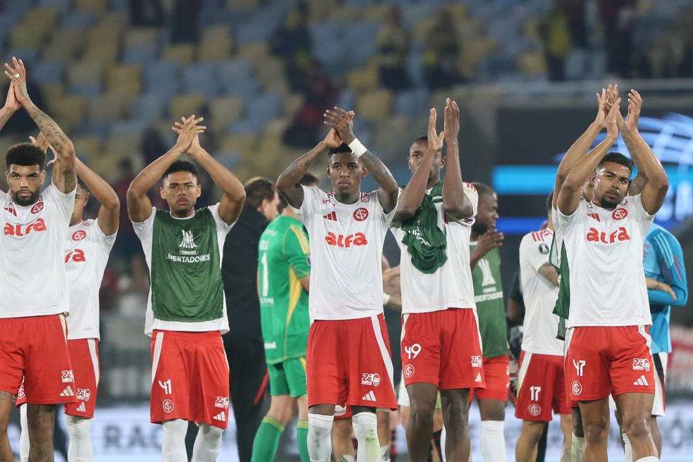 Jogadores do Inter aplaudem a torcida após o jogo contra o Flamengo no Maracanã — Foto: Ricardo Duarte/Divulgação, Internacional