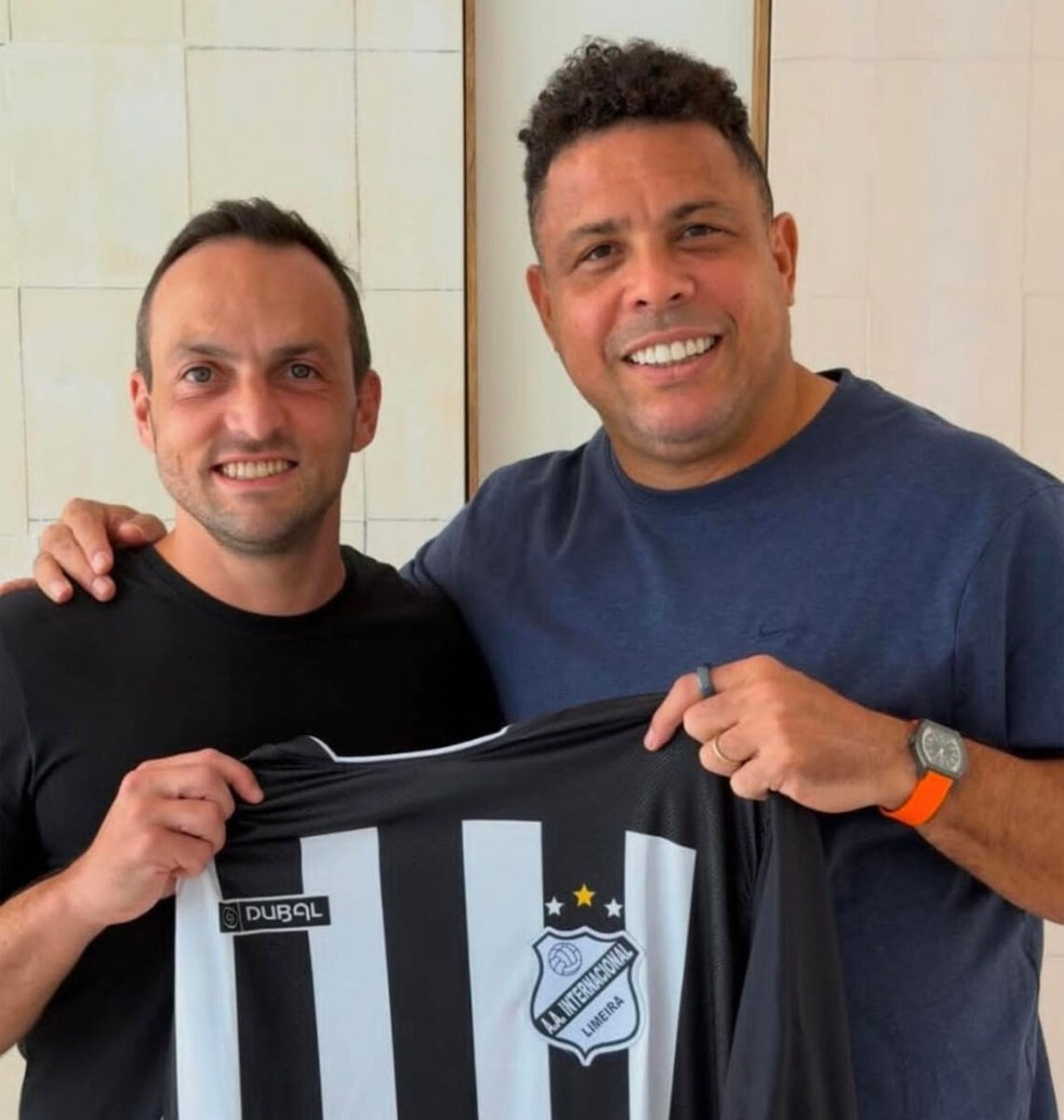 Enrico Ambrogini e Ronaldo com a camisa da Inter de Limeira — Foto: Divulgação
