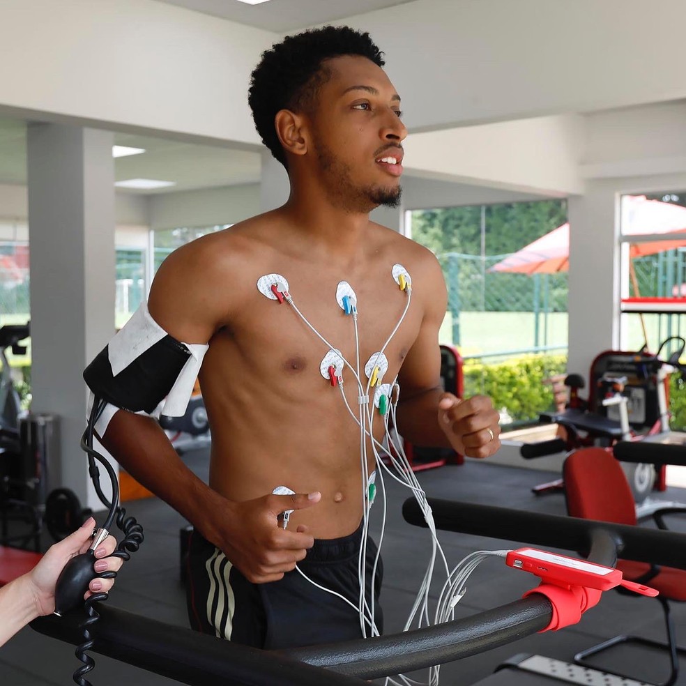 Talles Costa passa por exames cardiológicos no São Paulo — Foto: Rubens Chiri/saopaulofc