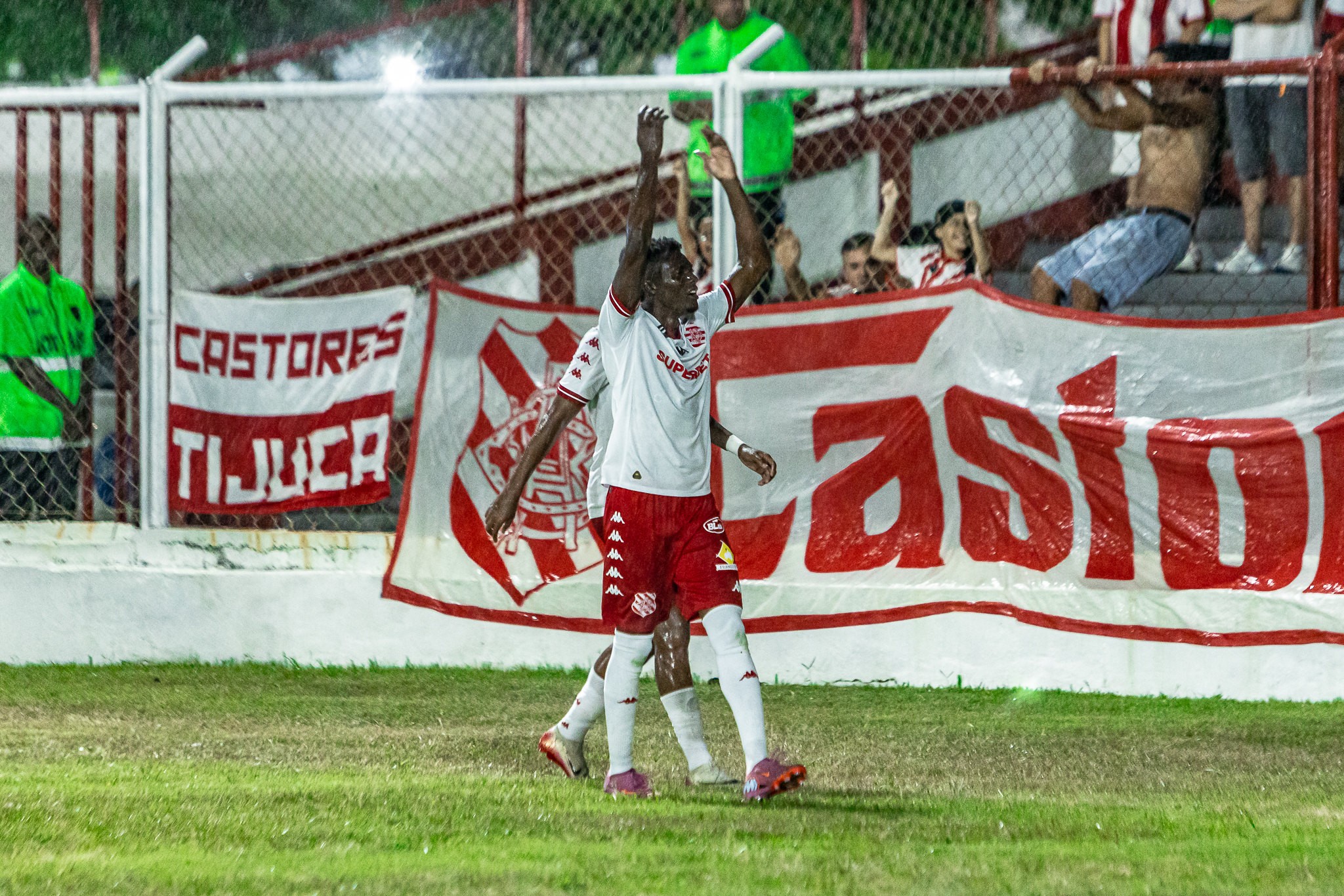 Flamengo vive dilema: desejo de título carioca contrasta com medo de retorno ao Haiti para famílias dos jogadores
