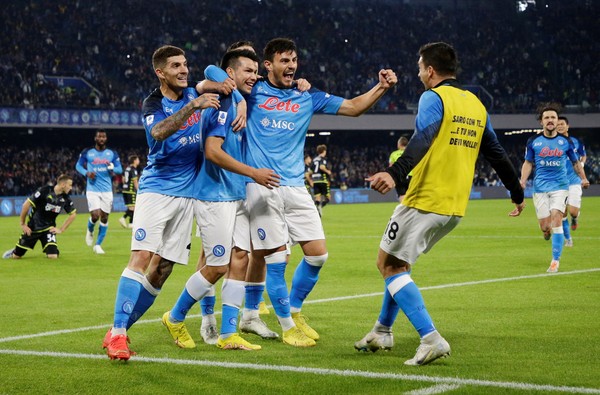 Globoesporte.com > Futebol Internacional > Campeonato Italiano - NOTÍCIAS -  Genoa vira contra o Napoli, ganha no desempate e assume a liderança
