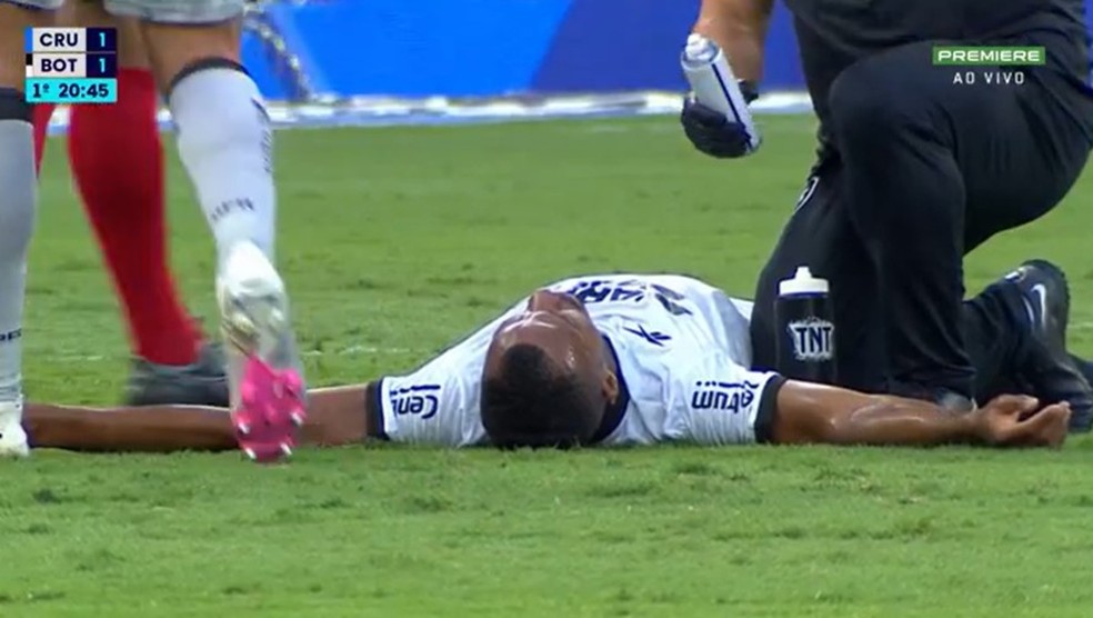 Marlon Freitas cai no gramado aos 20 minutos, em Cruzeiro x Botafogo — Foto: Reprodução