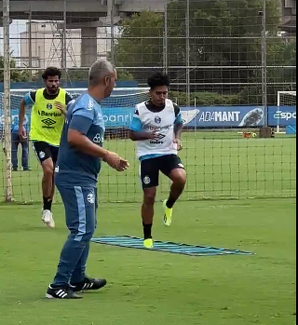 Diego Costa e Du Queiroz fazem primeiro treino no Grêmio — Foto: Grêmio/Divulgação