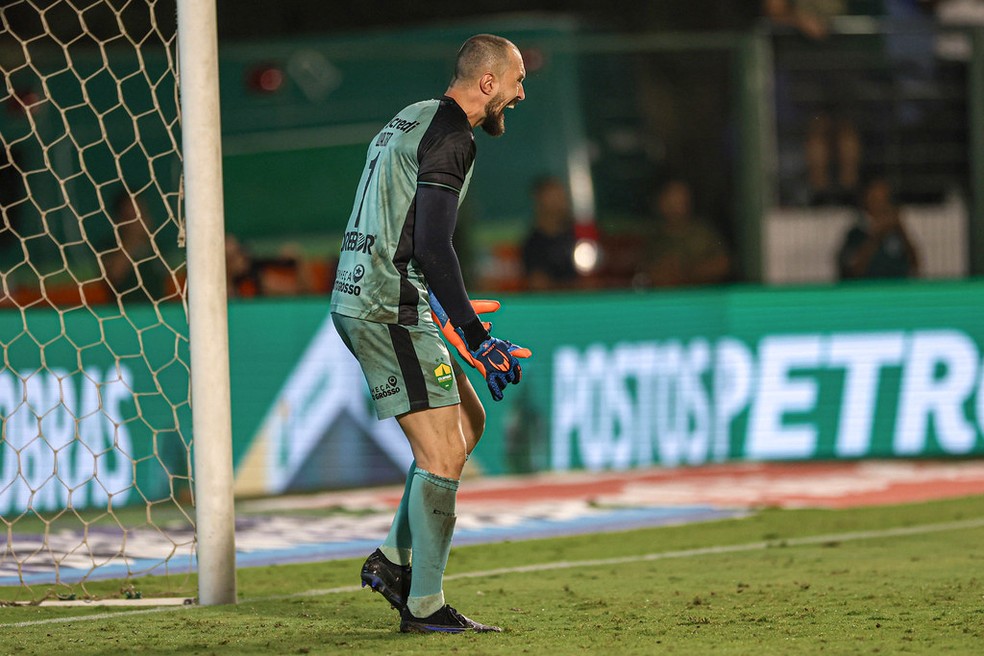 Walter em Goiás x Cuiabá, pelo jogo de ida da terceira fase da Copa do Brasil — Foto: AssCom Dourado