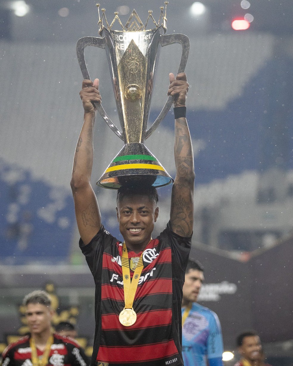 Bruno Henrique, do Flamengo, com troféu da Supercopa — Foto: Gilvan de Souza / Flamengo