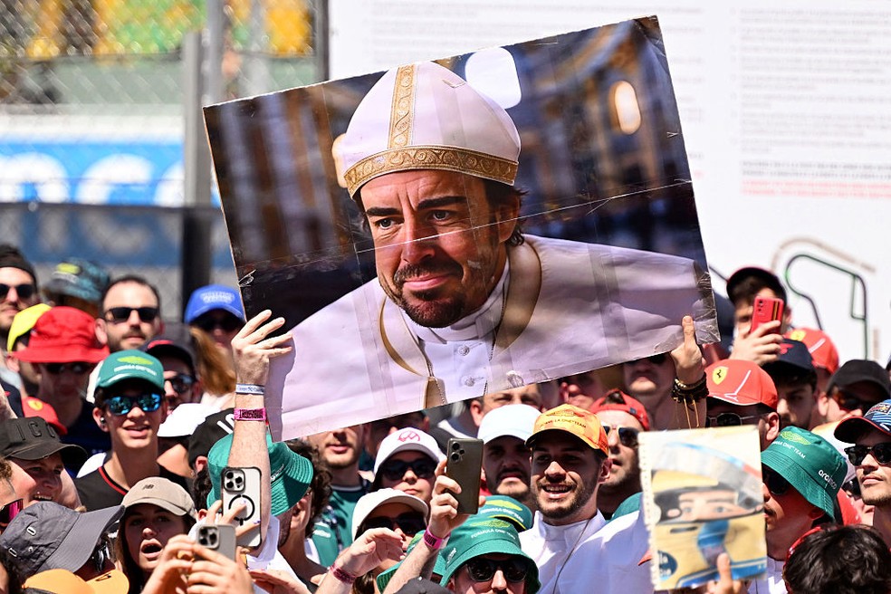 Fãs recepcionam Fernando Alonso no GP da Espanha de 2025
