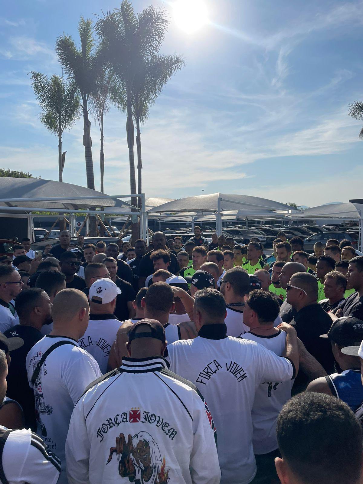 Organizada do Vasco entra no CT e conversa com Diniz, Pedrinho e jogadores