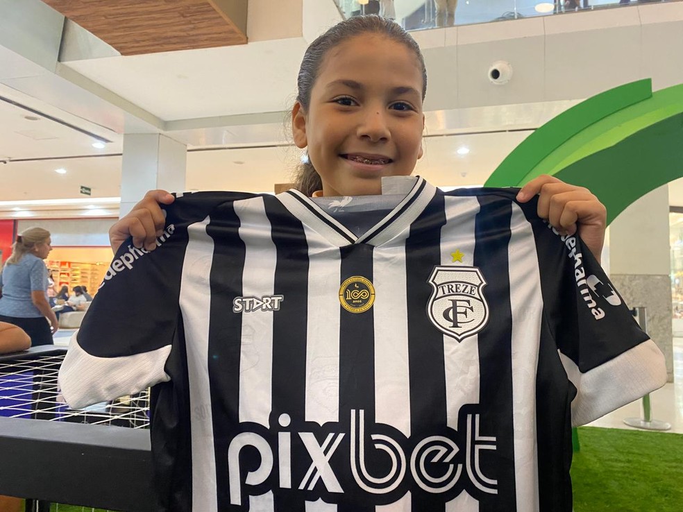 Camisa do Treze em exposi��o na Arena Campeonato Paraibano � uma das mais procuradas pelos torcedores � Foto: Divulga��o/Rede Para�ba
