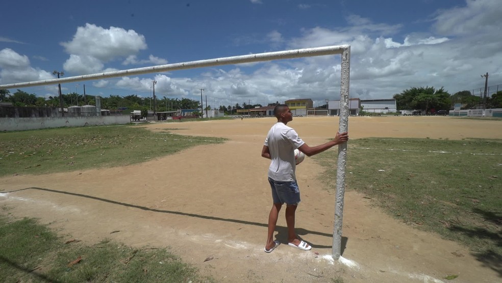 Aranha, goleiro do Palmeiras, no campinho em Paudalho, onde tudo começou — Foto: Raí Oliveira / TV Globo