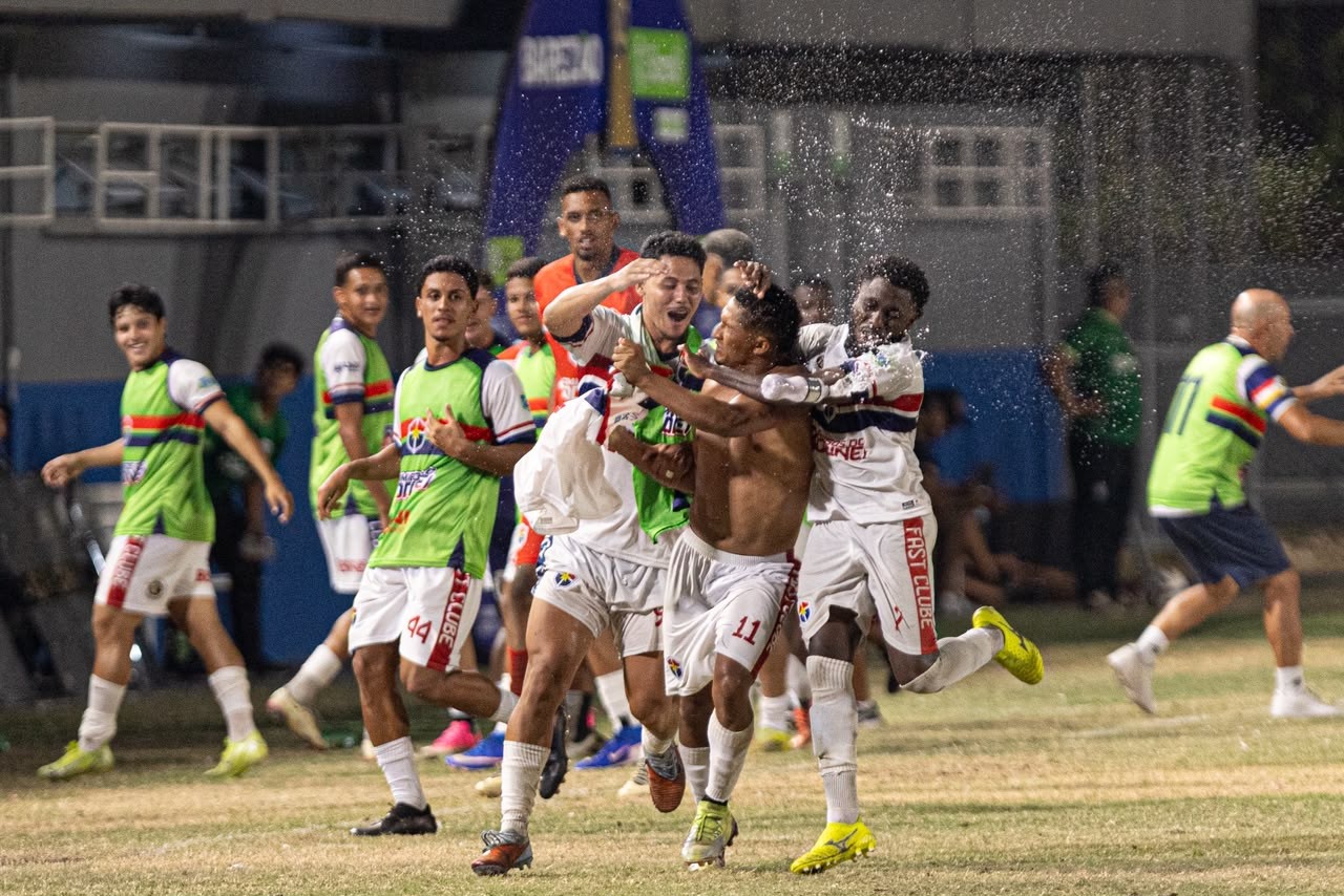 Jogador faz gol do título e na comemoração leva garrafada de rival, que é detido; veja vídeo