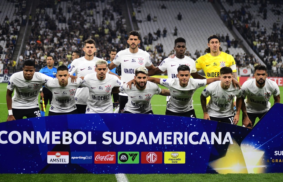 Time do Corinthians que enfrentou o Nacional (PAR) na noite desta terça-feira — Foto: Marcos Ribolli