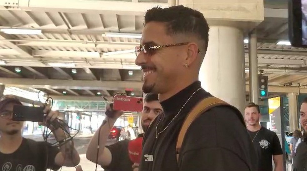 Lucas Veríssimo, zagueiro do Corinthians, no aeroporto — Foto: Damaris Lopes