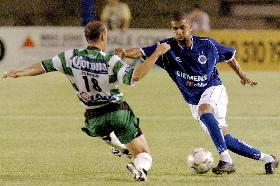 Leandro Silva em atuação pelo Cruzeiro — Foto: Reuters
